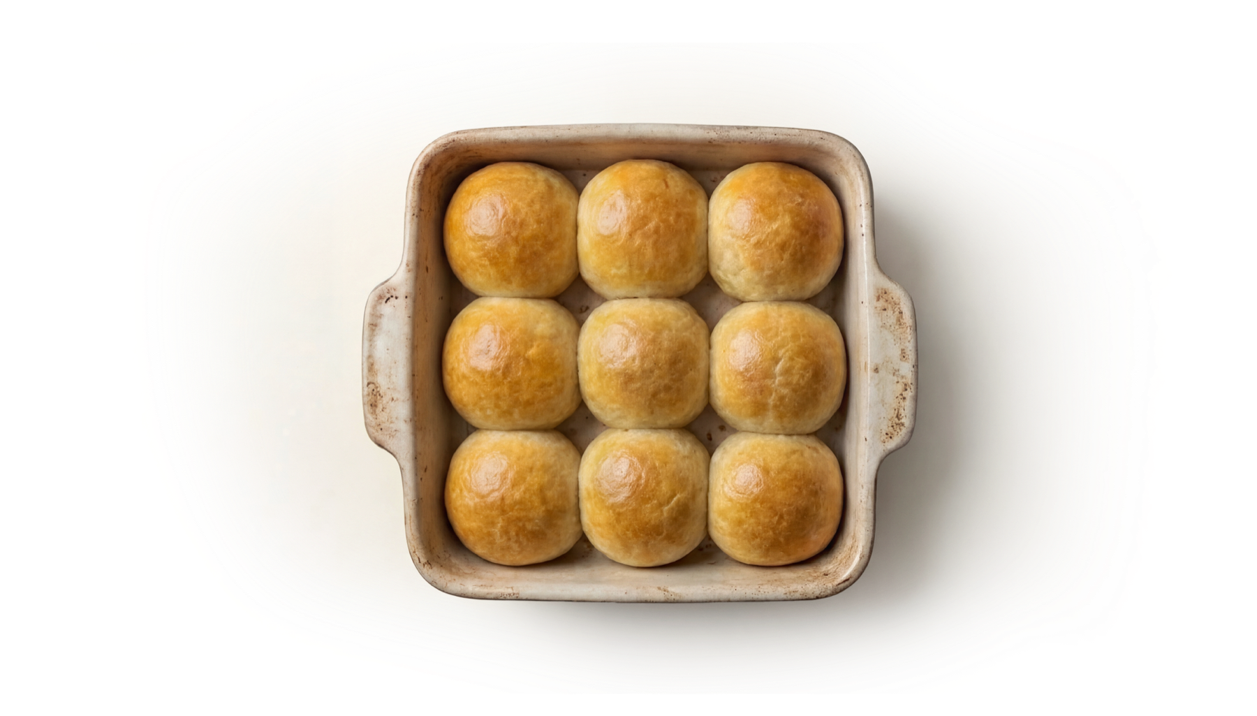 Čerstvé klobásníky na plechu